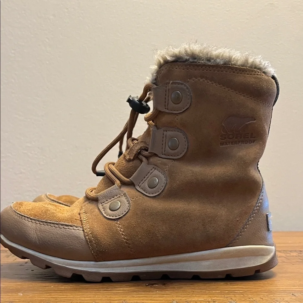 Sorel Girls Tan WaterProof Winter Boots with Fur Trim Size 4  NWOT